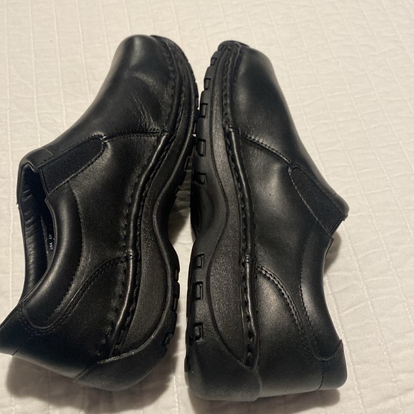 Red Wing Slip Resistant Oil Resistant Shoes - Picture 3 of 8